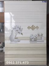 Gạch ốp tường phòng khách 30x60 vân sọc vàng